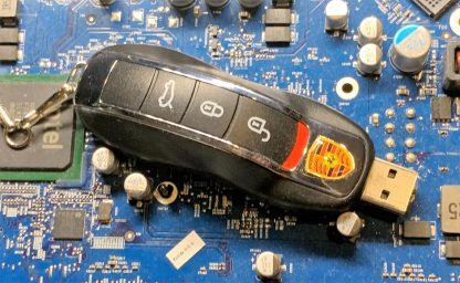 32GB USB Flash Drive in the style of a Car Key - Image 4