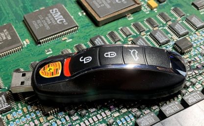 32GB USB Flash Drive in the style of a Car Key - Image 5