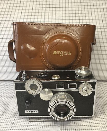 Vintage Argus C-3 35mm Rangefinder Camera (includes leather case & Strap) 1947