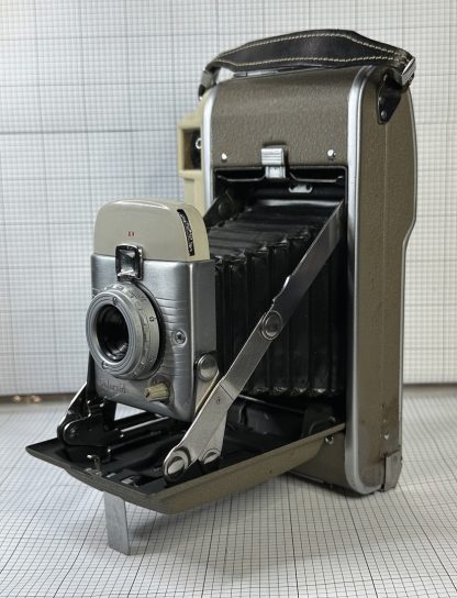 Vintage Polaroid Land Camera Model 80a w/ flash, bulbs, light meter, case and booklet - Image 7
