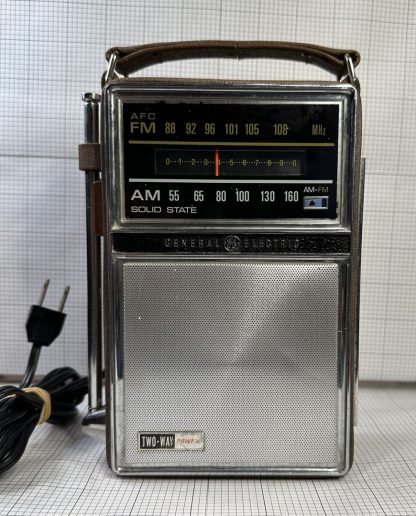 Vintage General Electric AM-FM Transistor Radio Ac Dc Leather Case 7-2877H - 1950 (70+ Years Old)