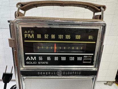 Vintage General Electric AM-FM Transistor Radio Ac Dc Leather Case 7-2877H - 1950 (70+ Years Old) - Image 2