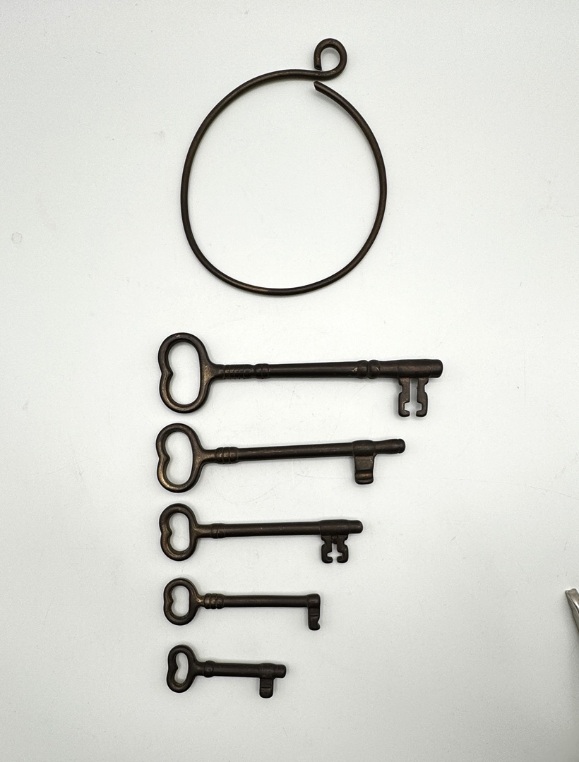 Vintage Brass Jail Cell Skeleton Key Set - 5 Keys on Ring - SOLID BRASS - Image 3